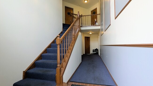 Building Photo - 1880 Fox Run Dr