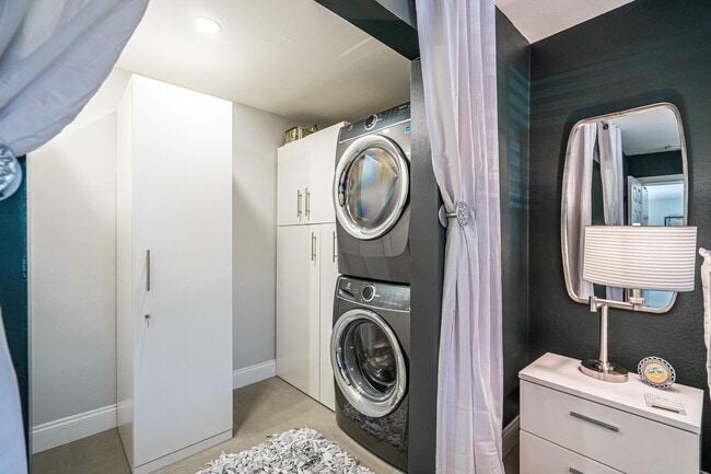 Building Photo - 100 Venetian Dr