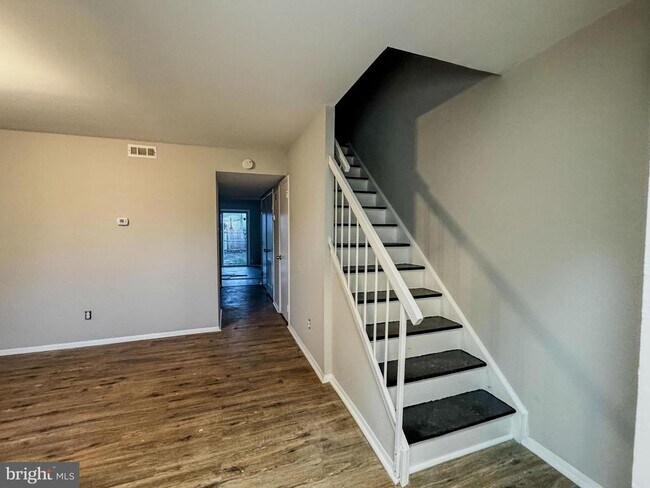 Building Photo - 4 Milstone Ct