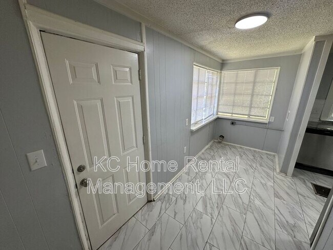 Building Photo - 6118 S Benton Ave