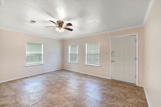 Building Photo - Lovely Brick 3 Bed/1 Bath Home w/ Large Covered Deck Back Porch w/ Fully-Fenced Yard