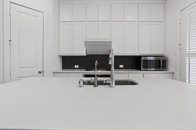 Building Photo - 16607 Lake Austin St