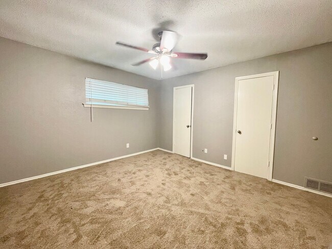 Building Photo - 15826 El Estado Dr