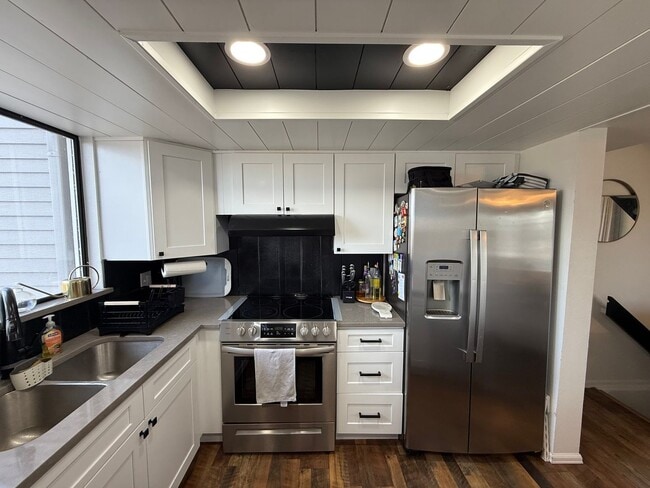 Building Photo - Welcome home to this beautifully updated townhome in the highly desirable Chesapeake Bay community!