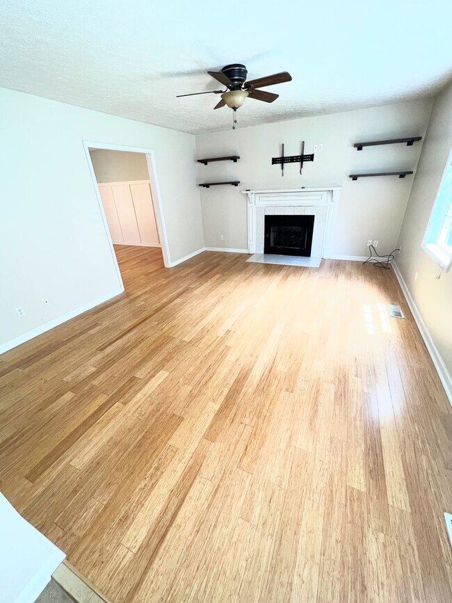 Building Photo - 4 Bedroom Home in Lynchburg