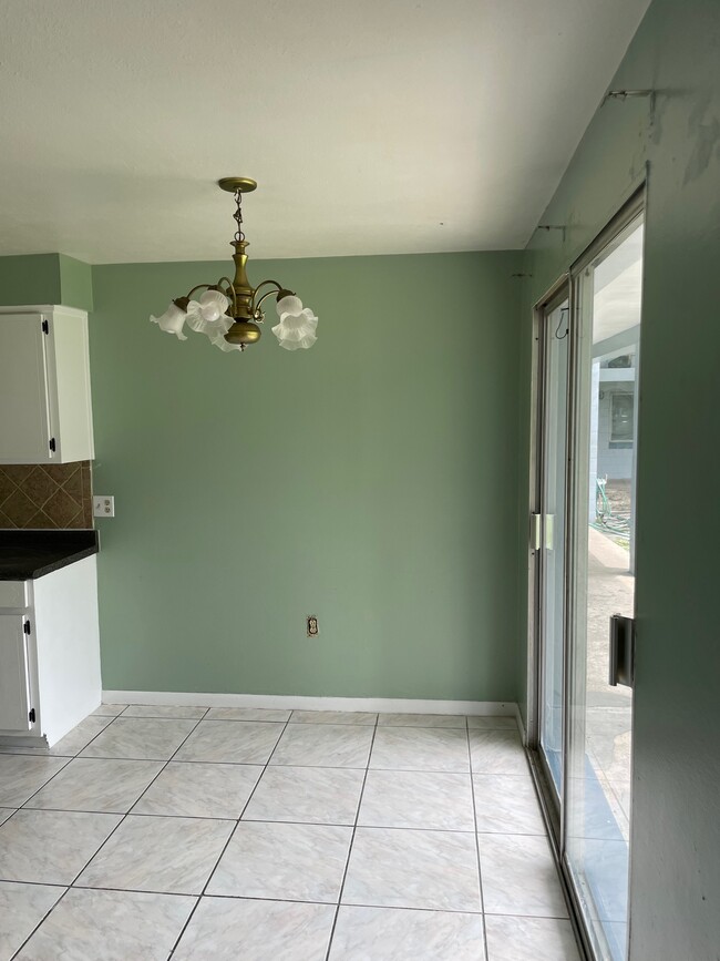 Dining Area - 140 Minna Ln