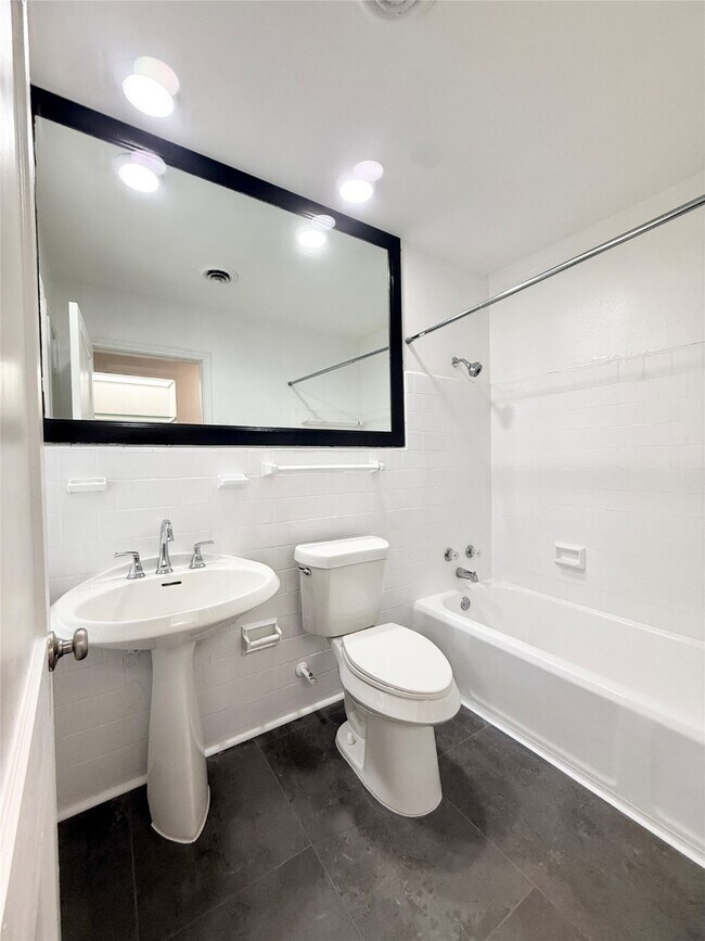 Building Photo - 20 Pinedale St