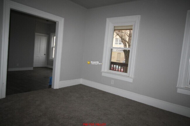 Building Photo - Large 3 - Bedroom Duplex in Oshkosh