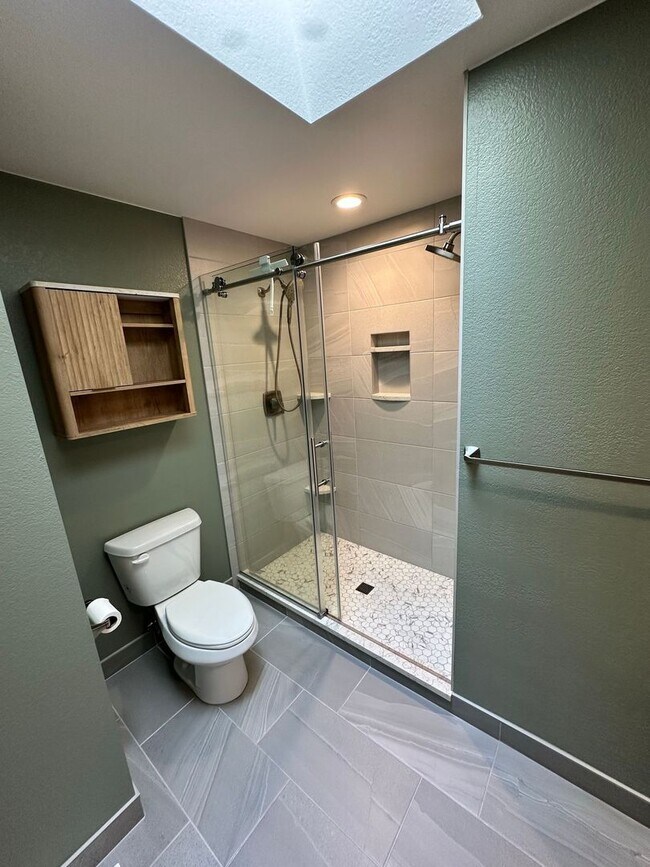 Building Photo - Stunning large 3 bedroom home in West Aubu...