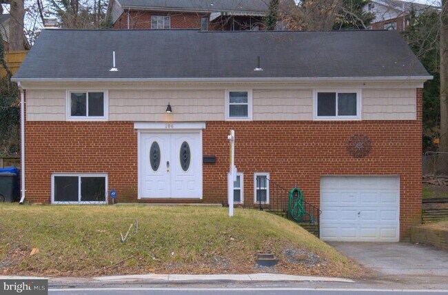 Building Photo - 206 Wayne Ave