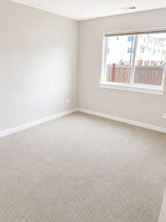 Building Photo - 3bd/2ba Lynnwood Townhome