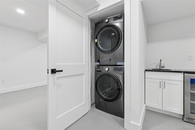 Building Photo - 10 Sagamore Rd