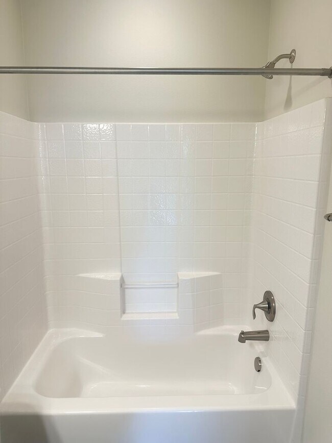 Building Photo - Modern 2-bed, 2-bath Townhome in Shoreline.