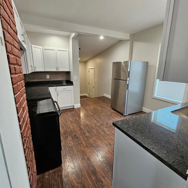 Building Photo - Duplex - 2 Bedroom, 2 Full Bathrooms and a...