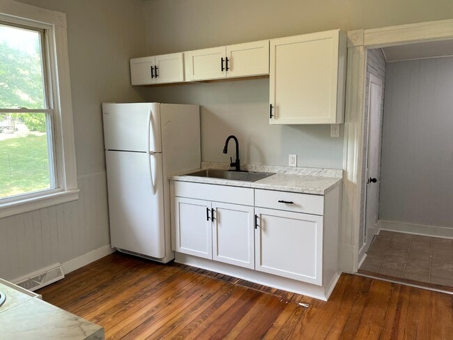 Building Photo - 2358 Sackett St