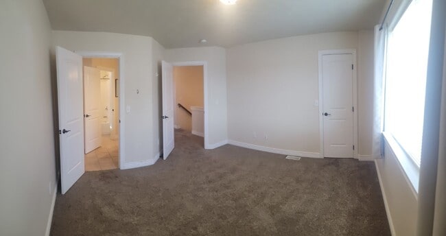 Building Photo - 3 bed, 1.5 bath End Unit in The Meadows To...
