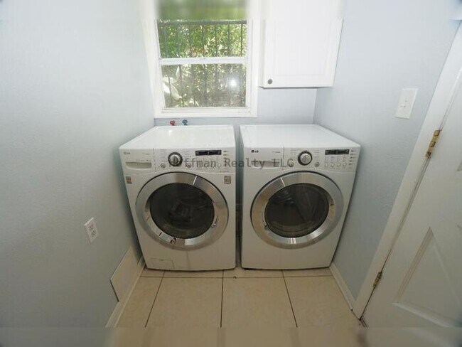 Building Photo - Central Tampa Gem Near UT- Modern Finishes & Prime Location