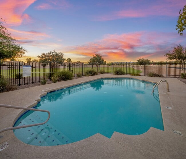Building Photo - Beautiful 3 bedroom patio home with open f...