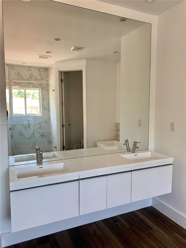 Building Photo - 2852 SW 32nd Ct