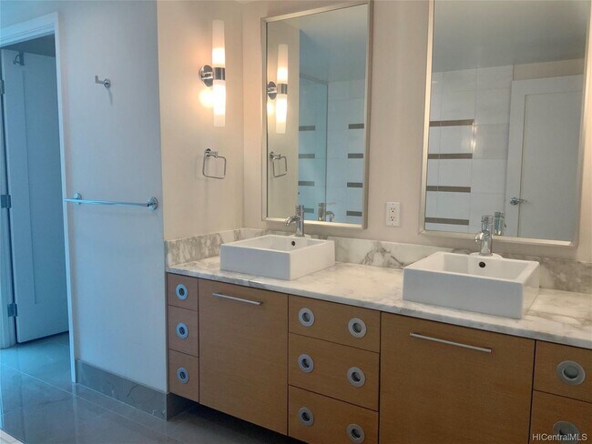 Building Photo - Koolani 4008