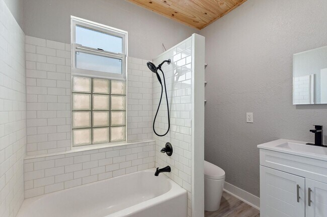 Building Photo - Charming 1 Bed, 1 Bath Apartment - All  Ut...