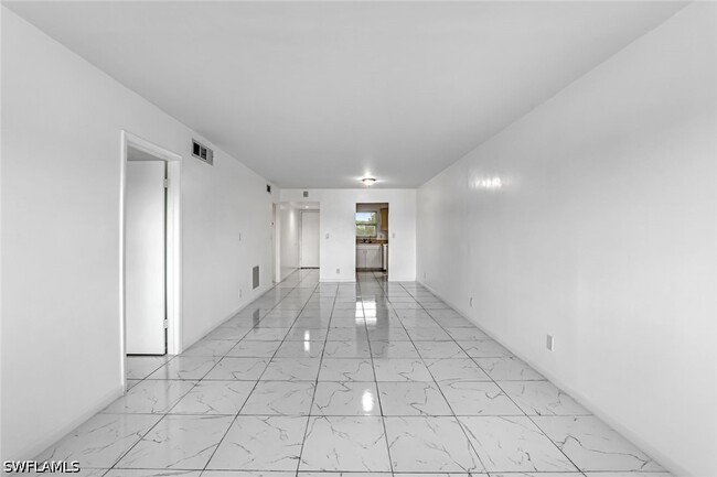 Building Photo - 1000 Manatee Rd