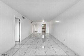 Building Photo - 1000 Manatee Rd