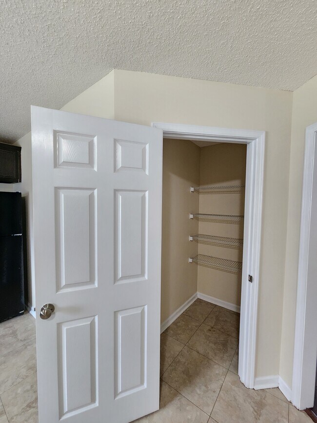 Building Photo - 1239 Askew Dr