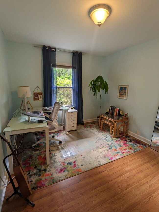 Building Photo - Fully fenced in yard and convenient location.