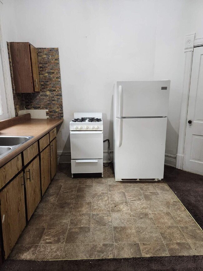 Building Photo - Charming 1-Bedroom Retreat in Duluth's Hea...