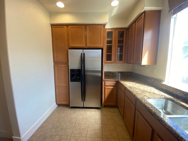 Building Photo - Newer Multi-Level Downtown Townhouse with ...