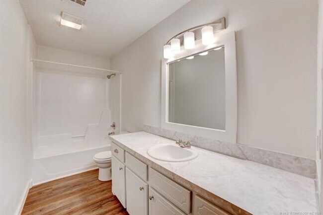 Building Photo - 3 Bed 2 Bath 2 Car Garage in Highly Desired Jenks Schools