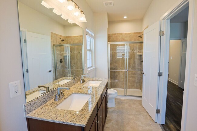 Building Photo - Welcome home to this move-in ready end uni...