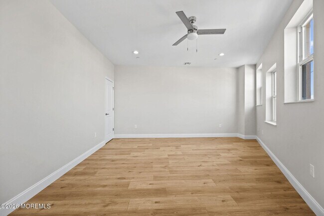 Building Photo - 207 Main St