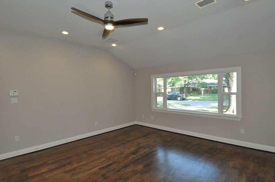 Building Photo - 2107 Hewitt Dr
