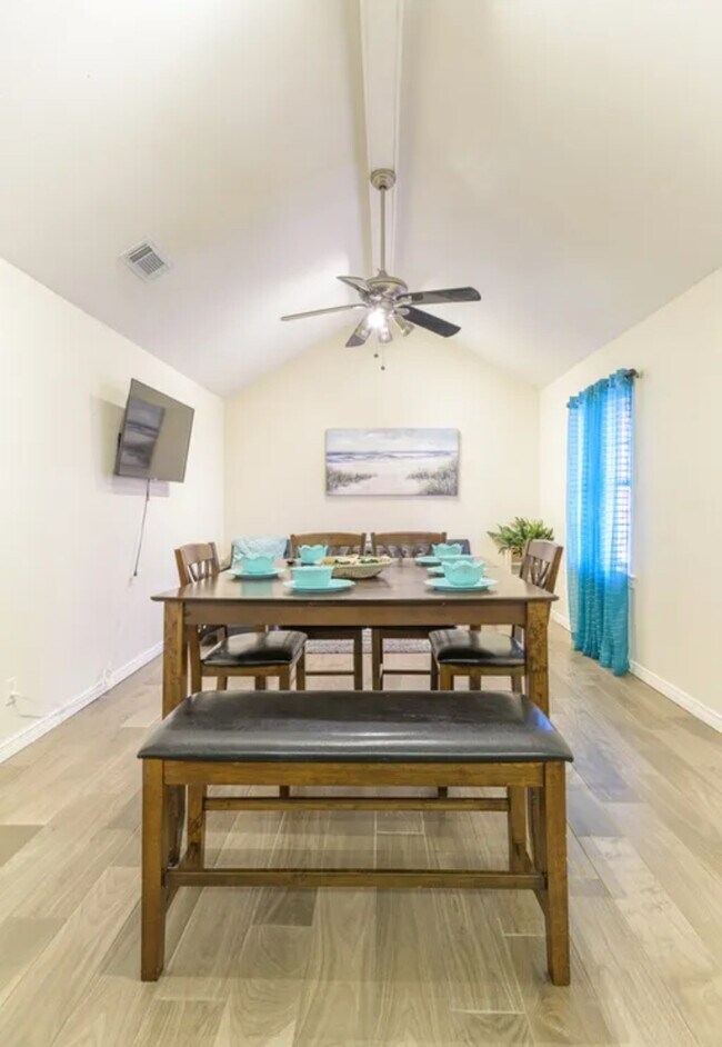 Building Photo - 102 W Corral St