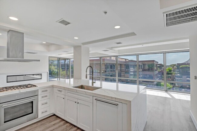 Building Photo - 7137 E Rancho Vista Dr