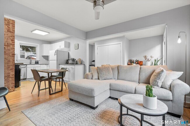 Building Photo - 7 Willowbrook Pl