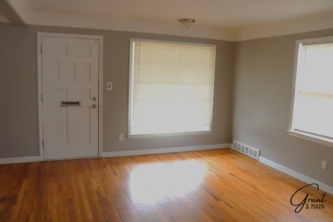 Building Photo - Spacious 3 Bedroom - 1 Bath - Redford - $1...