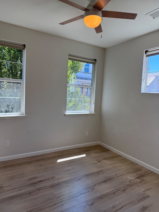 Building Photo - Gorgeous 4 Bed/4 Bath End Unit Condo with ...