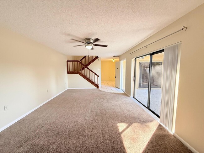 Building Photo - 810 8th Way