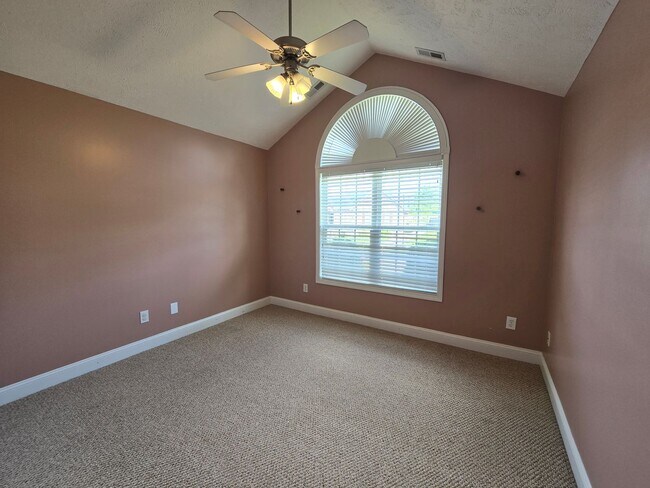 Building Photo - NEW LISTING!!!!!