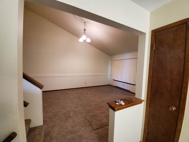 Building Photo - Spacious 3 Bedrooms 2 Baths Townhome Available