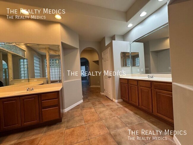 Building Photo - 2521 Roat Dr