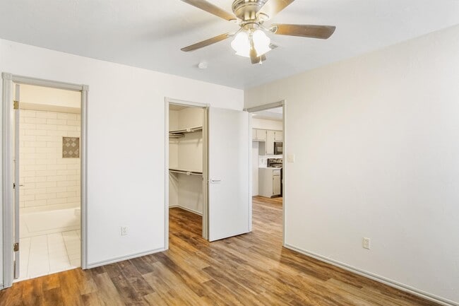 Building Photo - 1000 Rambling Oaks Dr