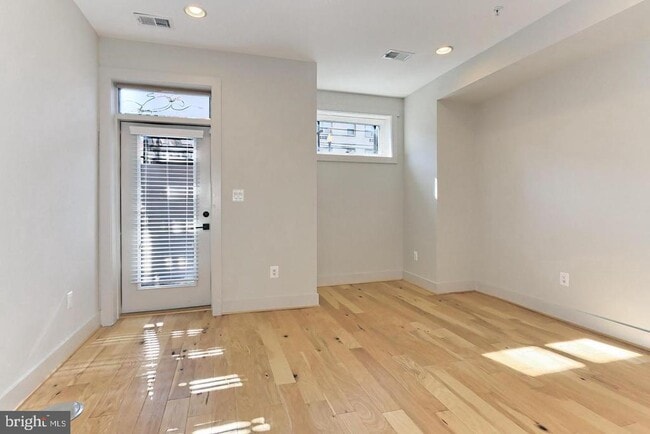 Building Photo - 523 Longfellow St NW