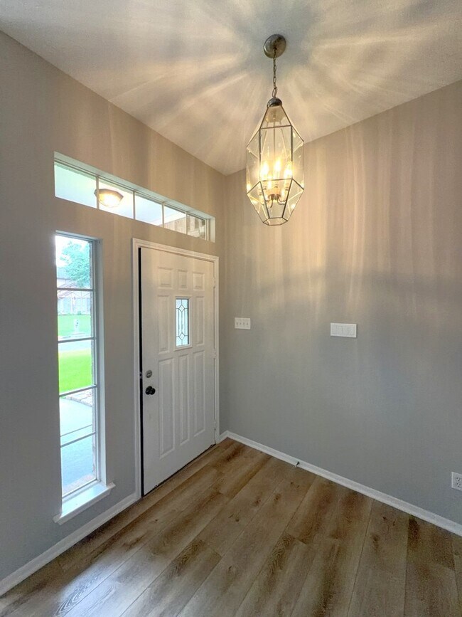Building Photo - 2106 Lexington Woods Dr