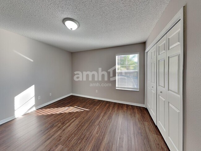 Building Photo - 1921 Knollcrest Dr