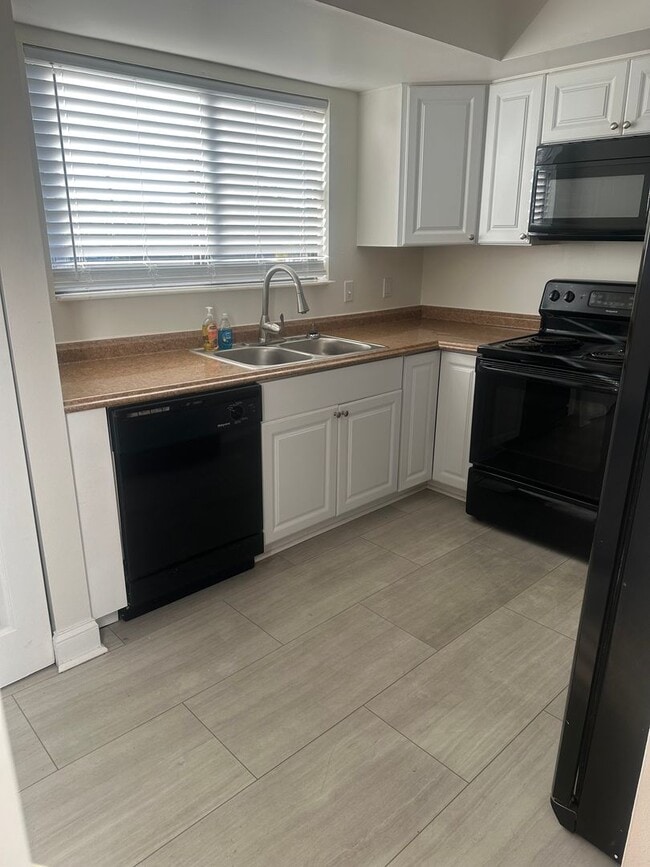 Building Photo - Beach Place Town House