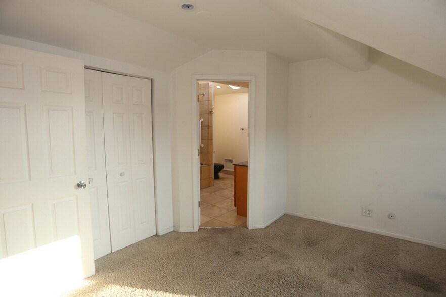 Building Photo - 2458 N Clybourn Ave